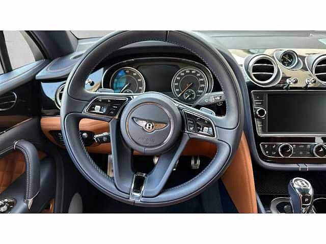 10:Bentley Bentayga V8, SUV, Peacock, Bentley Praha