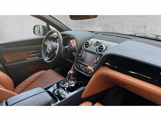 1:Bentley Bentayga V8, SUV, Peacock, Bentley Praha